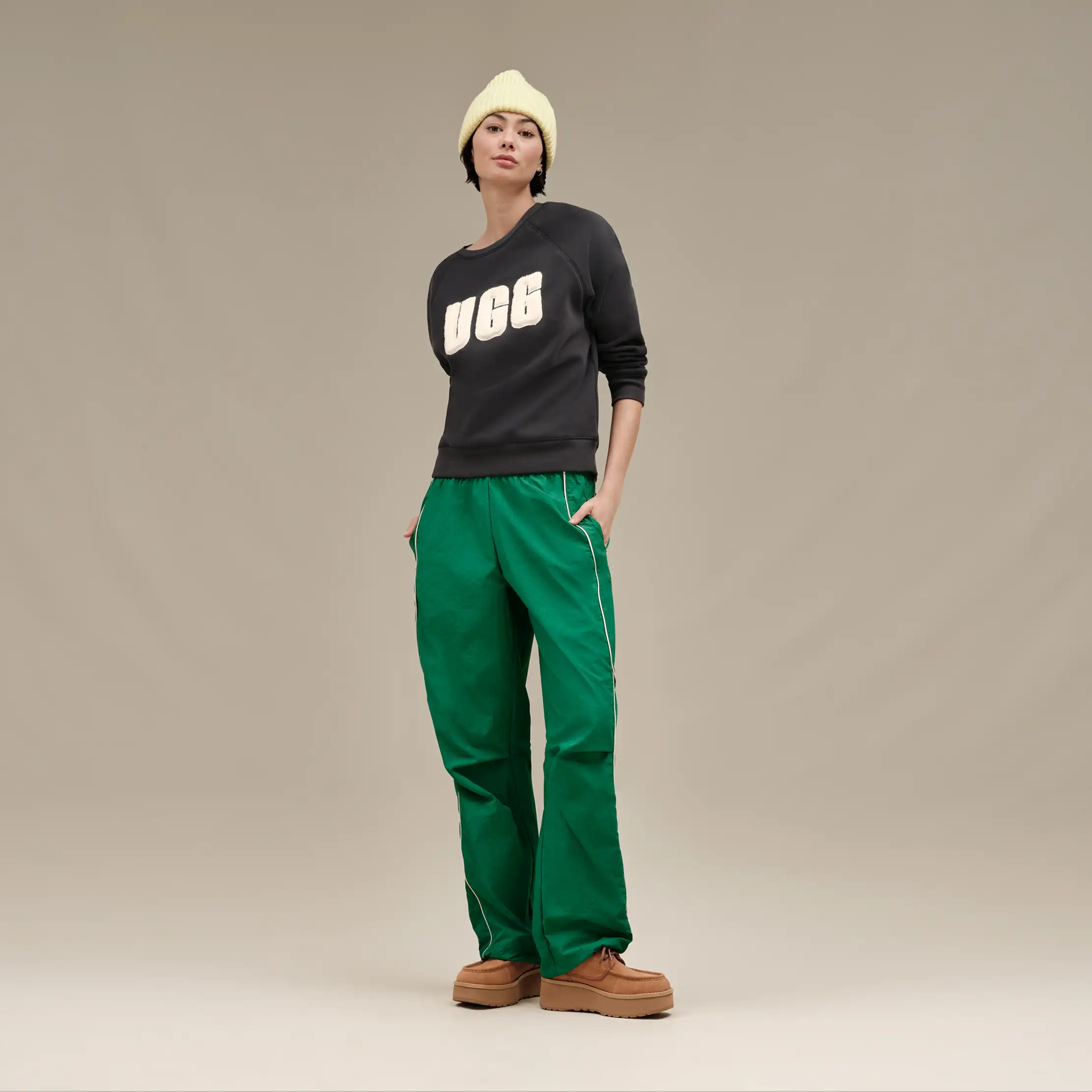 大人気【UGG】Madeline Fuzzy Logo Crewneck ロゴトレーナー